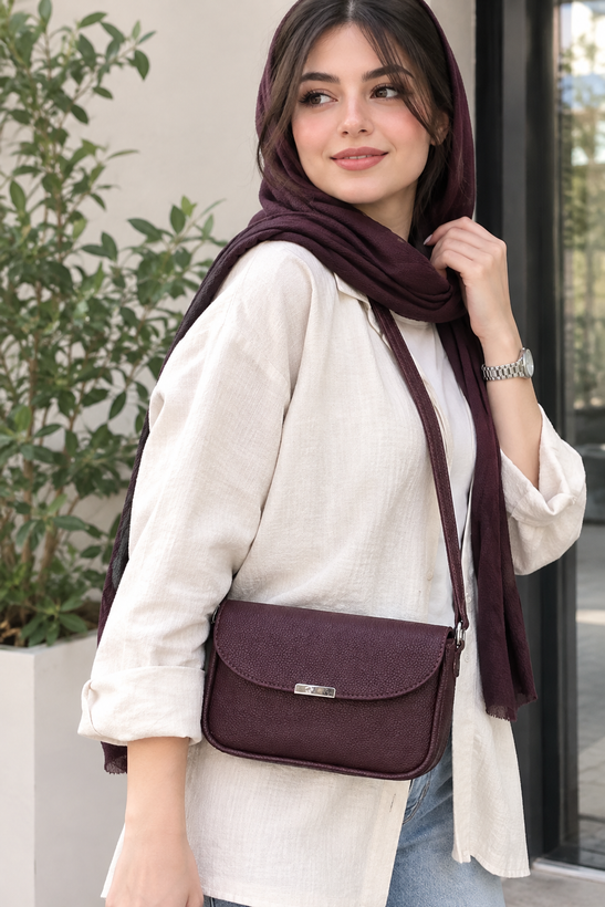 کیف دوشی زنانه مدل آذین؛ چرم نرم با طراحی مینیمال و بند بلند قابل تنظیم مناسب استایل روزمره