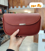 کیف دوشی زنانه مدل آذین؛ چرم نرم با طراحی مینیمال و بند بلند قابل تنظیم مناسب استایل روزمره
