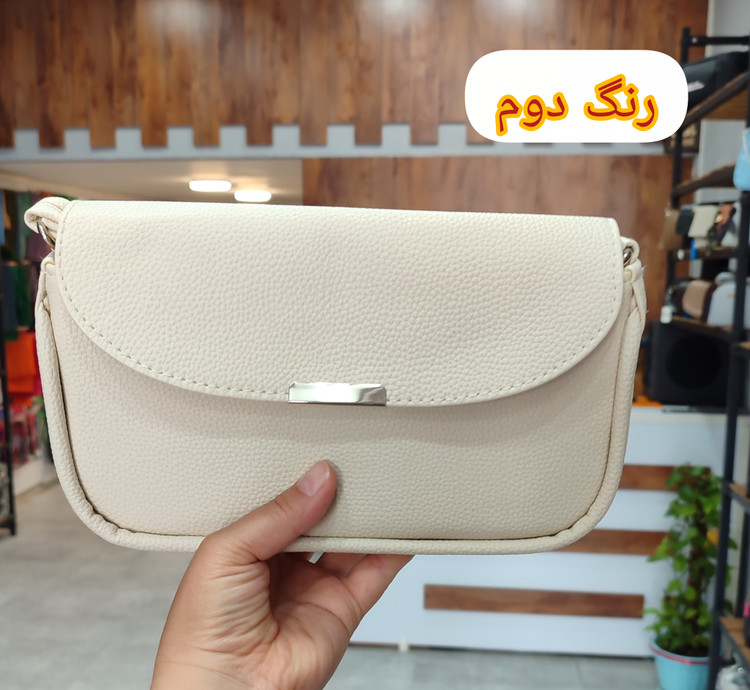 کیف دوشی زنانه مدل آذین؛ چرم نرم با طراحی مینیمال و بند بلند قابل تنظیم مناسب استایل روزمره